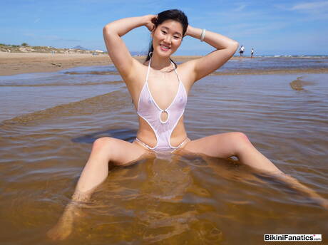 Bikini Fanatics are pleased to offer you a free pics featuring Katana exhibit hot form