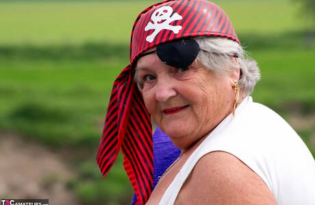 TAC Amateurs are pleased to offer you a free pics featuring Grandma Libby in play with dildo