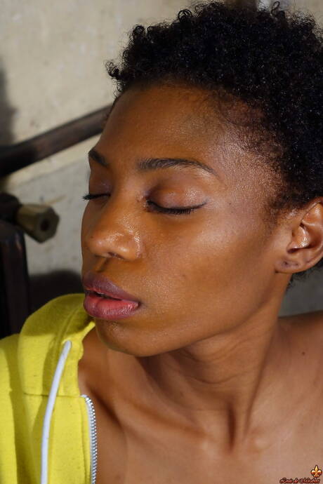 Louis De Mirabert invite you to explore xxx pics with Jess unveiling nice shape